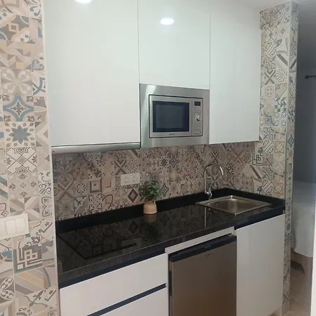 Rosas Pensión 3*